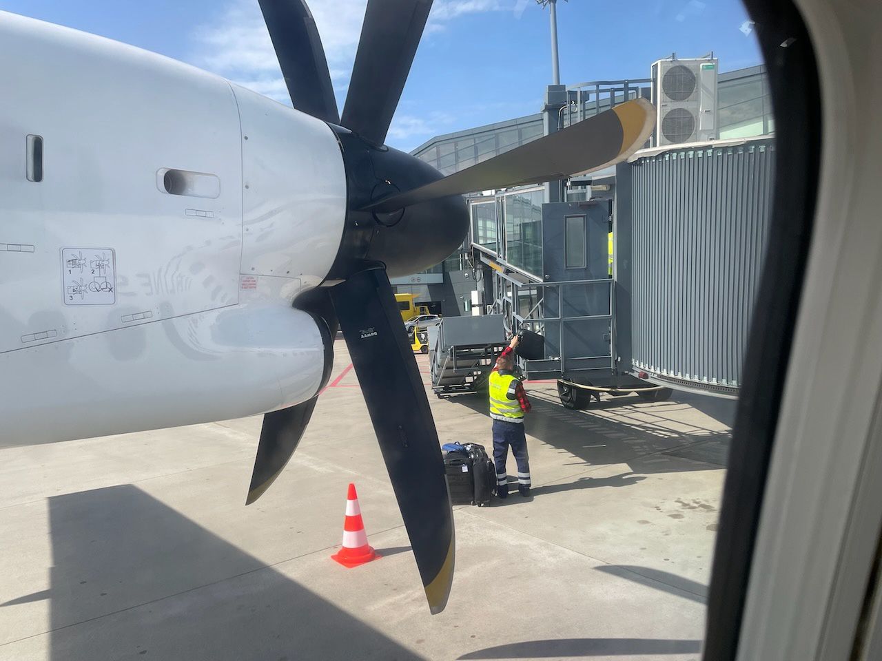 Bagaże "Delivery at aircraft" nie przechodzą przez sortownię, a są transportowane ręcznie do luku bagażowego