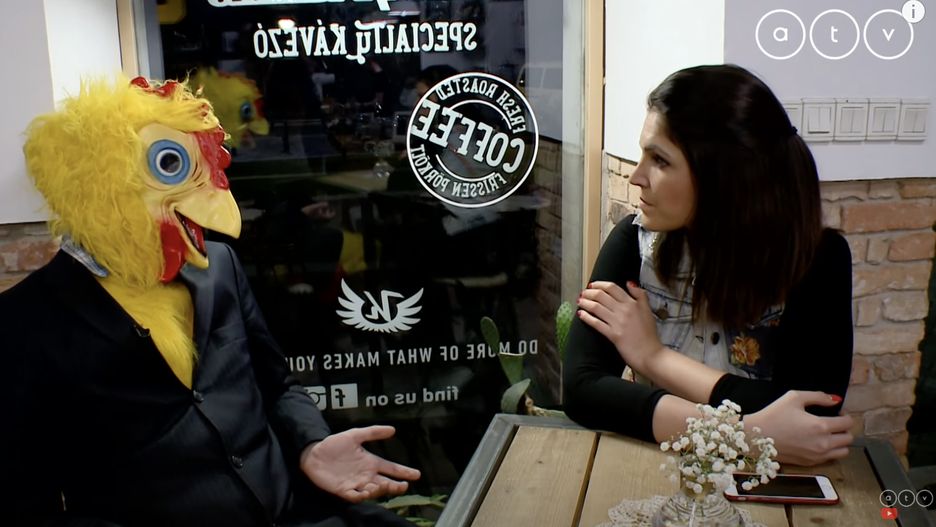 Kurczak pojawiał się w telewizyjnych studiach jako przedstawiciel partii Pies z Dwoma Ogonami 