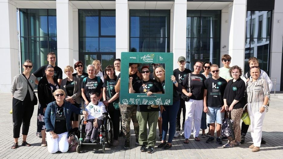 Kampania społeczna pod hasłem &#34;Szkoła przyjazna dla autyzmu&#34; po raz pierwszy ruszyła w Łodzi w 2023 roku.  Mówili o niej samorzecznicy i samorzeczniczki w spektrum autyzmu, którzy spotkali się na ulicy Piotrkowskiej przy al. Mickiewicza. Dziś kampania zatacza coraz szersze kręgi i otwiera się na neuroróżnorodność.