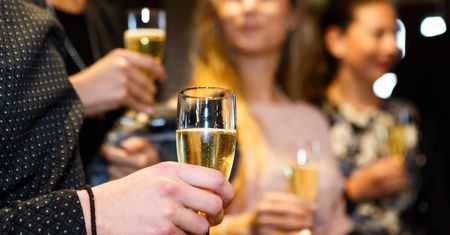 Łącząc to z alkoholem, ryzykujesz nie tylko końcem imprezy, ale również swoim zdrowiem i życiem. Nigdy tego nie rób!