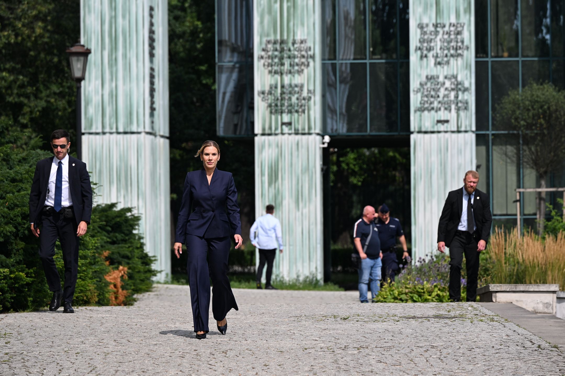 Warszawa, 01.08.2026. Obchody 82. rocznicy wybuchu Powstania Warszawskiego. Pierwsza dama Marta Nawrocka przed złożeniem kwiatów przy pomniku ?Kobietom Powstania Warszawskiego? w Warszawie, 1 bm. W stolicy trwają obchody 82. rocznicy wybuchu Powstania Warszawskiego - wystąpienia zbrojnego przeciwko okupującym Warszawę wojskom niemieckim, zorganizowanego przez Armię Krajową. (ad) PAP/Radek Pietruszka