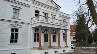 Jelenia Góra: Przy ulicy Kilińskiego zachwycają pięknie odnowiona willa fabrykanta oraz dwa domy. Inne budowle popadają w ruinę. Szkoda