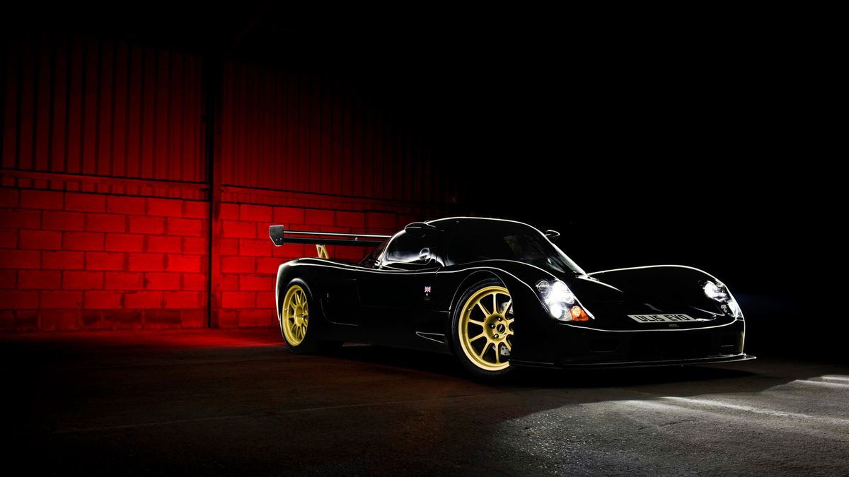 Według Ultimy, nowy samochód jest znacznie ulepszony konstrukcyjnie w stosunku do poprzednika. Nie zobaczymy tego gołym okiem, bo zmiany w wyglądzie nie są drastyczne. Pod pokrywą silnika kryje się oczywiście jednostka V8 LS od Chevroleta. Ultima oferuje ją w aż 15 poziomach mocy, z których najwyższy to aż 1033 KM i 1246 Nm.