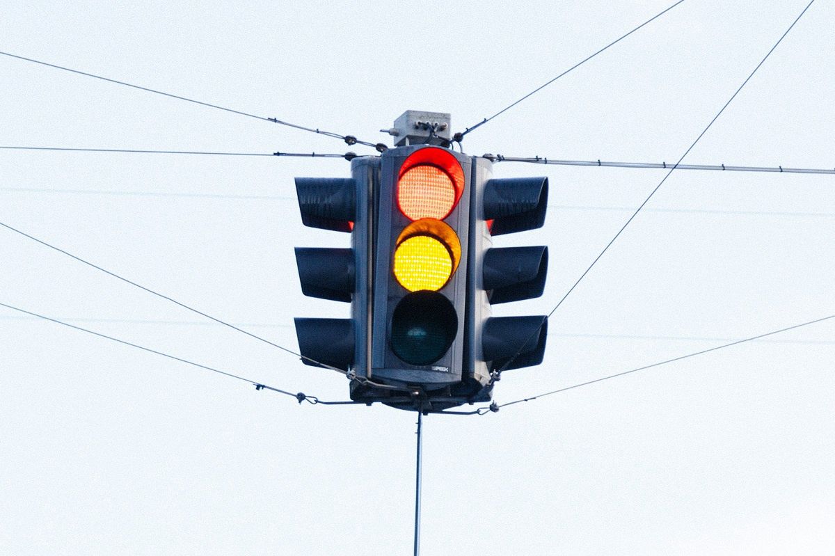 Is three colors of traffic lights at intersections too few?