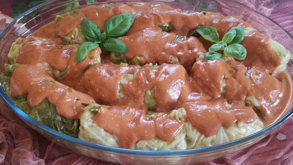 Rodzina będzie się zajadać. Przepis na gołąbki z młodej kapusty