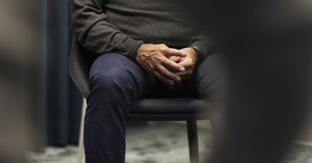 "Ręce mechanika" mogą być objawem podstępnej choroby. Nie ignoruj