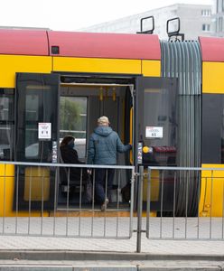 Warszawa. Mężczyzn potrącony przez tramwaj na Racławickiej. Rzuciło go między tory