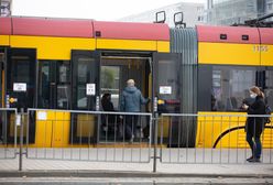 Warszawa. Mężczyzn potrącony przez tramwaj na Racławickiej. Rzuciło go między tory