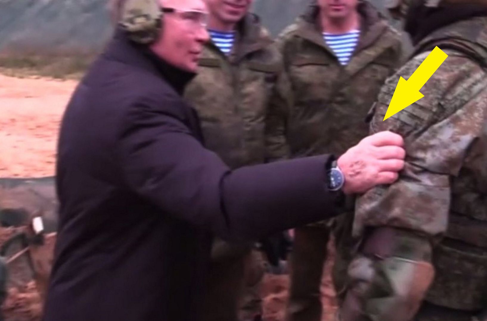 Putin wyszedł z bunkra. Tylko spójrzcie, jak wygląda jego dłoń
