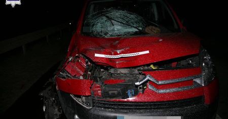 Nie zauważył przechodzących przez jezdnię ludzi. Kobieta zmarła, mężczyzna walczy o życie