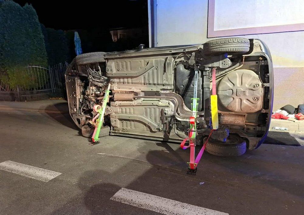 Kaźmierz: Zderzenie peugeota i renault. Jedno z aut przewróciło się na bok