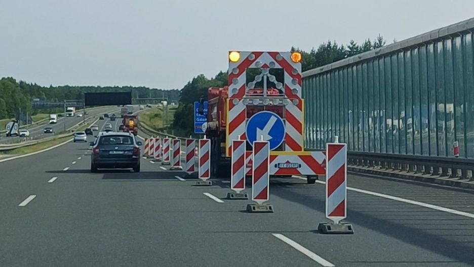 Na autostradzie A1 tuż za węzłem Żory wyłączony z ruchu jest fragment prawego pasa jezdni