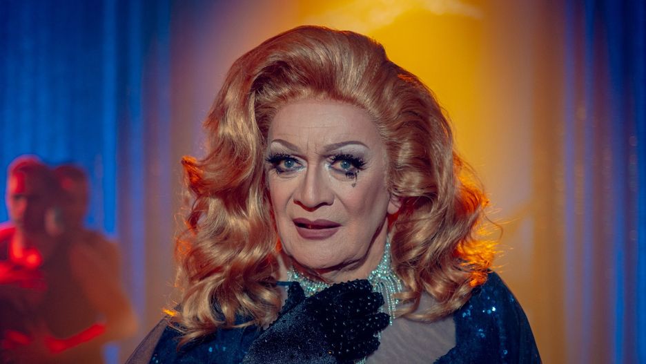 Andrzej Seweryn jako drag queen Loretta w serialu Netfliksa "Królowa"