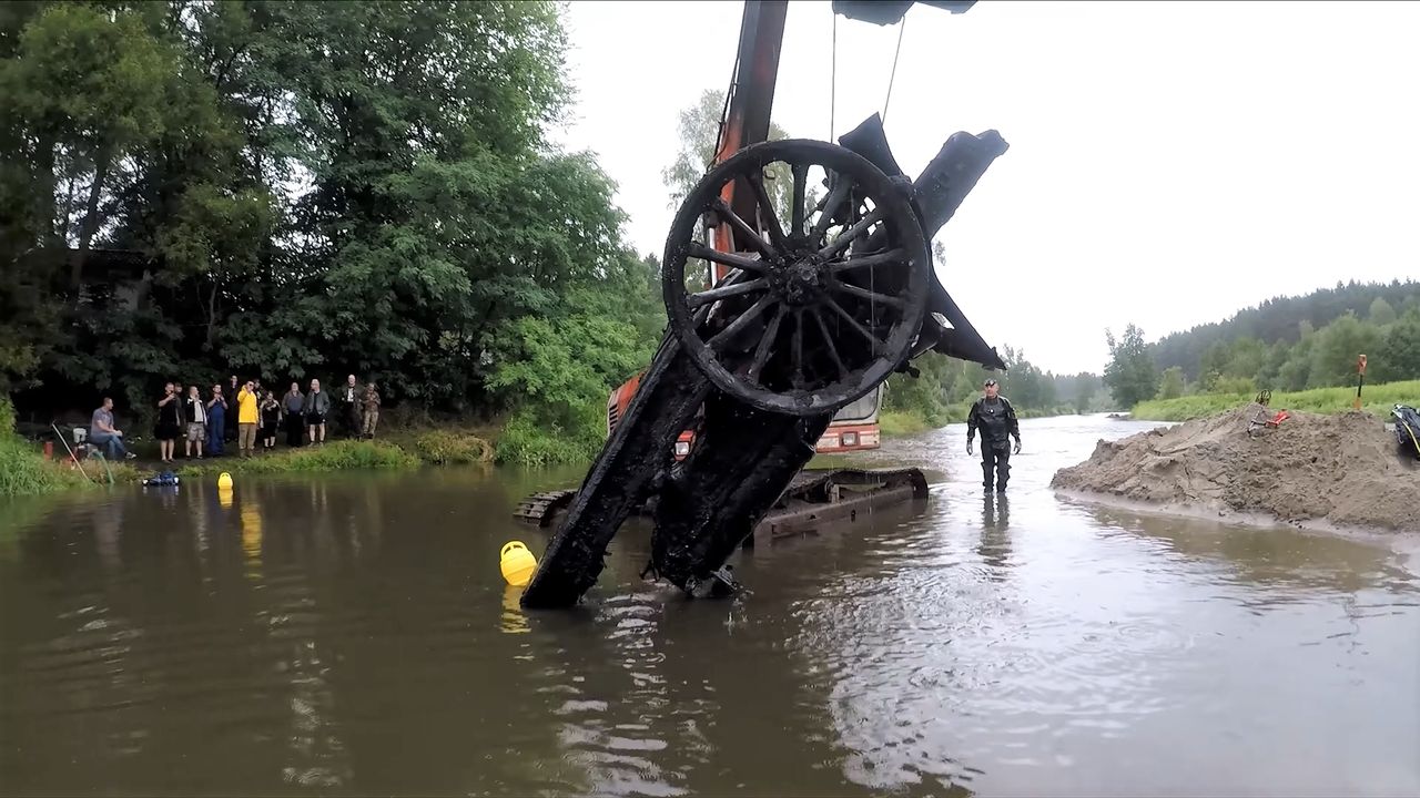 Poszukiwacze z "Misji Skarb" wyłowili historyczną haubice.