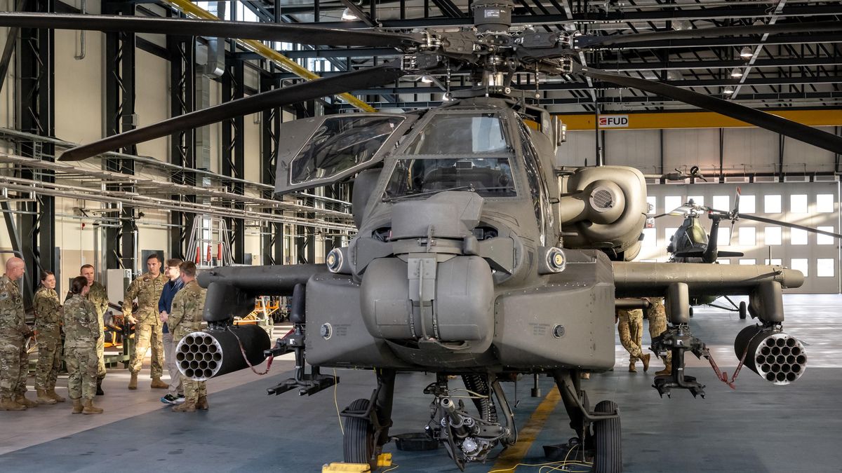 Tytus �mijewski
56 Baza Lotnicza, Boeing AH-64E Apache Guardian, hangar, lotnisko, wojsko, wojskowa baza lotnicza