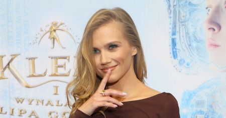 Agnieszka Kaczorowska ćwiczy uwodzicielskie miny, pozując w PRZEZROCZYSTEJ halce. "Cudzy żar może złościć tego, komu jest w życiu zimno"