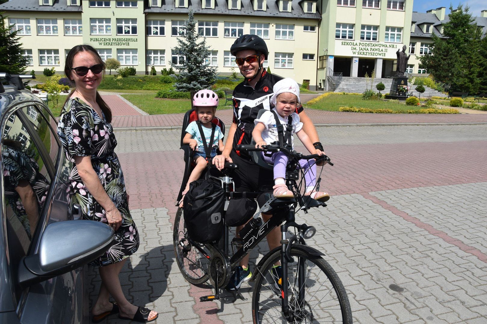 Rajd rowerowy po gminie Skrzyszów. Uczestnicy wyruszyli w trasę z parkingu przed urzędem gminy