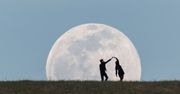 Scena jak z bajki. Para tańczyła na tle ogromnego Księżyca