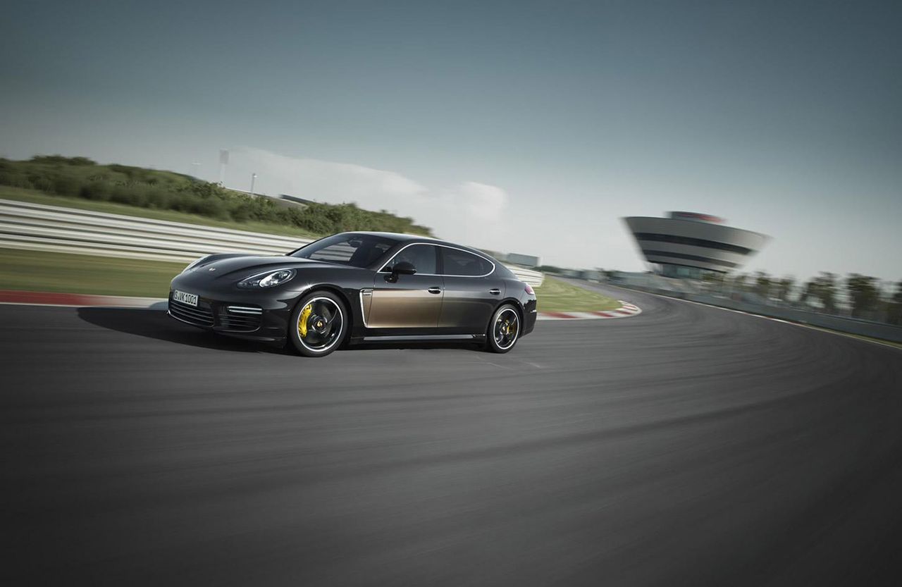 Porsche rozszerza funkcje tempomatu, który sam dobierze prędkość w zakręcie