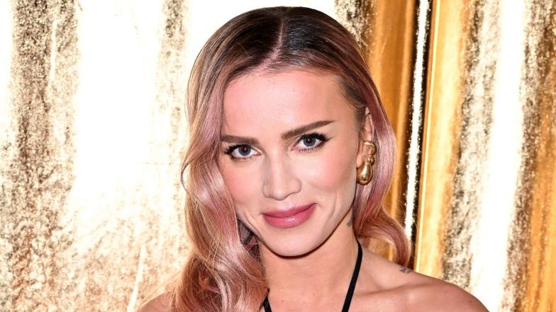 Maffashion wygina się przed lustrem w skąpym bikini