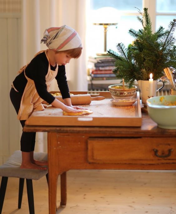 Dziecko w kuchni w czasie świąt