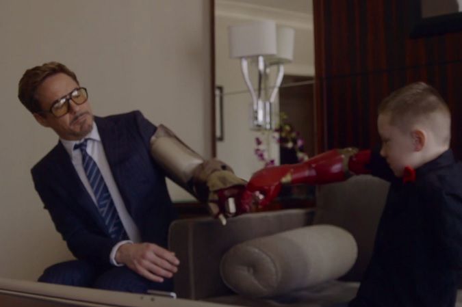 Film dnia. Robert Downey Jr. wręcza niepełnosprawnemu dziecku "rękę Iron Mana"