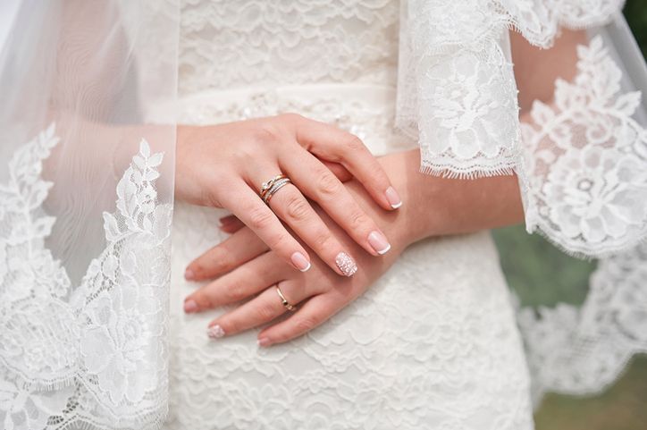 Najmodniejsze paznokcie ślubne. Jaki manicure ślubny wybrać?