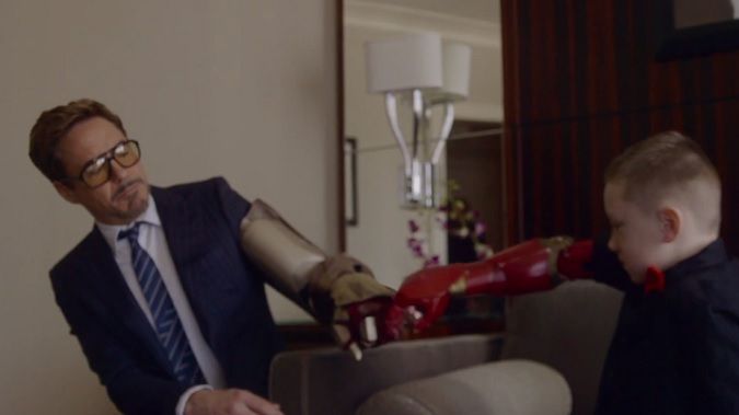 Film dnia. Robert Downey Jr. wręcza niepełnosprawnemu dziecku "rękę Iron Mana" 1