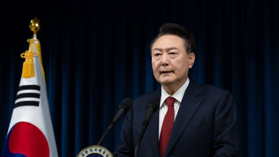 A handout photo made available by the South Korean Presidential Office shows President Yoon Suk Yeol addressing the nation at the Presidential office in Seoul, South Korea, 07 December 2024. Yoon Suk Yeol apologised to the nation in a short televised address ahead of a vote on his impeachment in the National Assembly on 07 December. He faces an impeachment motion from opposition lawmakers after he declared and then reversed martial law, citing the need to root out pro-North Korean forces and uphold the constitutional order. EPA/South Korean Presidential Office HANDOUT, EDITORIAL USE ONLY, NO SALESHANDOUT EDITORIAL USE ONLY/NO SALES Dostawca: PAP/EPA.