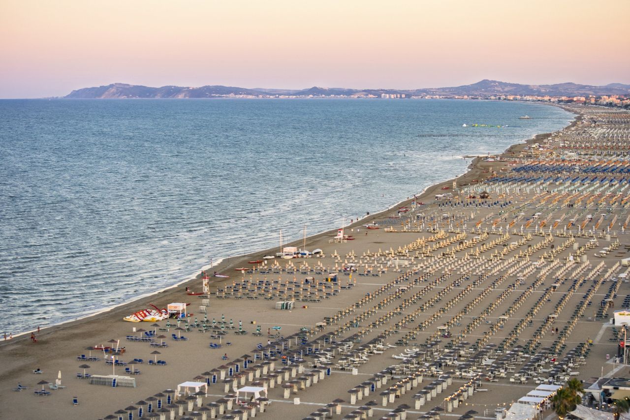 Wakacje 2021. Tłumy na włoskich plażach