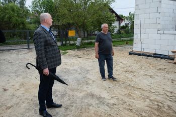 Trwa odbudowa trafionego przez pocisk domu w Wyrykach-Woli