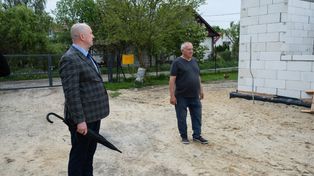Trwa odbudowa trafionego przez pocisk domu w Wyrykach-Woli