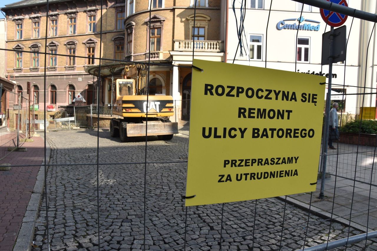 Tarnów: Ruszył remont ul. Batorego. Przy wjeździe z Krakowskiej stanęły zagrodzenia