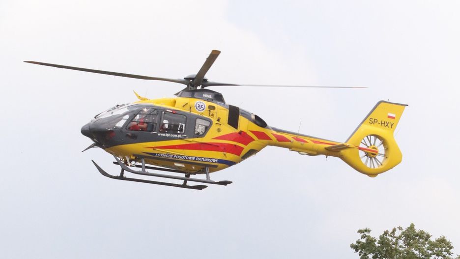 Po poszkodowanego w wypadku wysłano śmigłowiec Lotniczego Pogotowia Ratunkowego