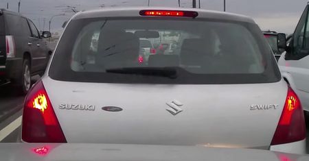Blondynka zbyt zajęta by zauważyć, że spowodowała kolizję