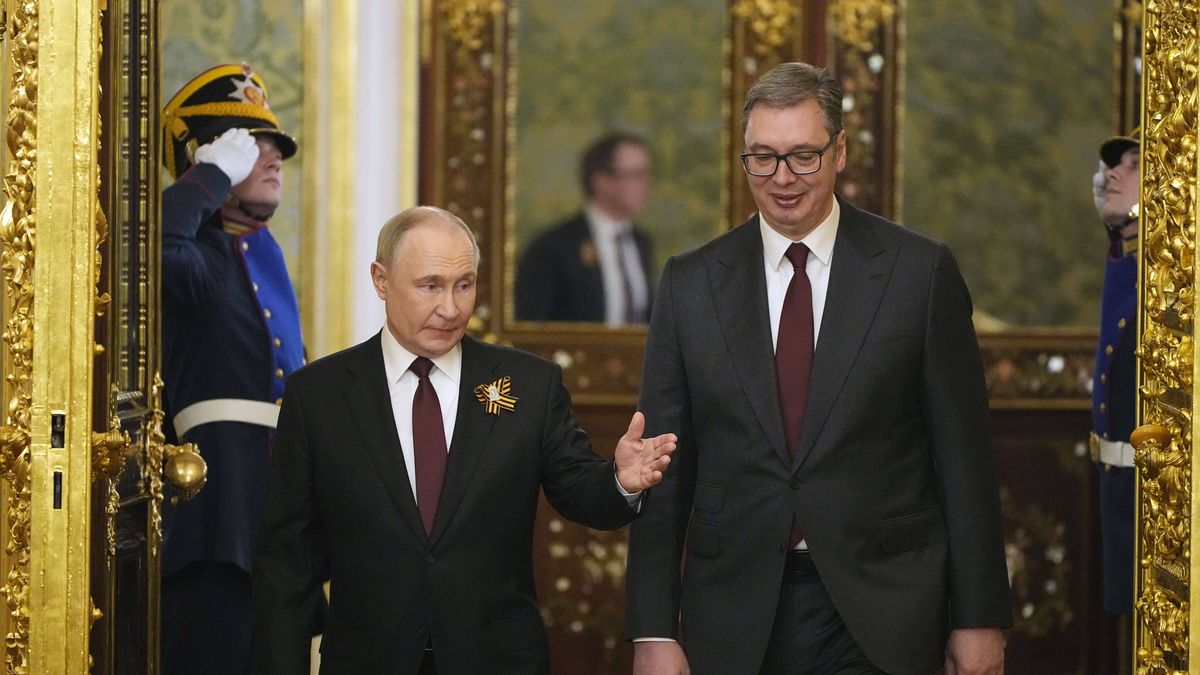 80th anniversary of Victory Day in Moscow
epa12087485 Russian President Vladimir Putin (L) and Serbian President Aleksandar Vucic (R) enter the hall during their meeting in Kremlin, Moscow, Russia,  09 May 2025. Russia marks the 80th anniversary of the victory in World War II over Nazi Germany and its allies.  EPA/ALEXANDER ZEMLIANICHENKO/AP POOL 
Dostawca: PAP/EPA.
ALEXANDER ZEMLIANICHENKO/AP POOL
Victory Day, anniversary, diplomacy
