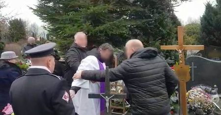 Pijany ksiądz na pogrzebie. Upadł na grób i musieli go wyprowadzać