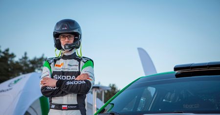 Czy to wschodząca gwiazda polskiego motorsportu? Rajdowiec znikąd trafia pod skrzydła Škody