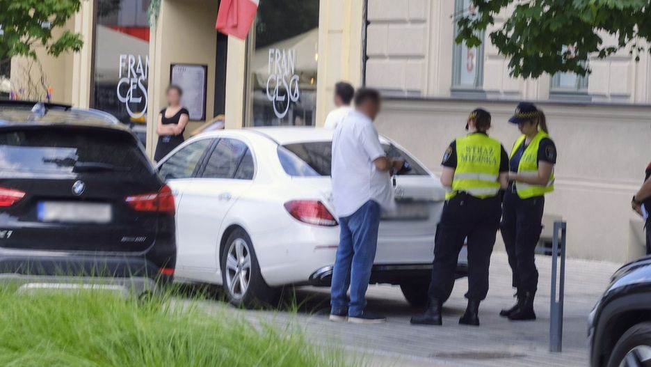 Nieprawidłowe parkowanie to codzienność strefy zamieszkania w centrum Poznania