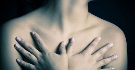 Jak zmieniają się kobiece piersi z wiekiem? Sprawdź dlaczego tracą jędrność