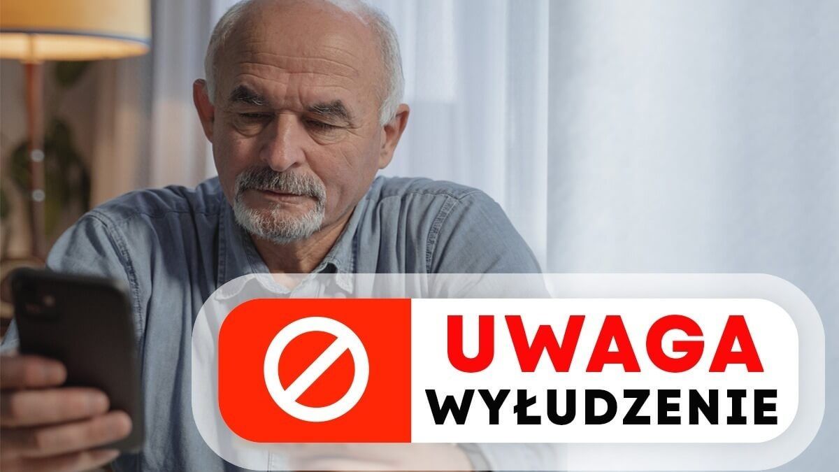 Starszy mężczyzna z telefonem w dłoni