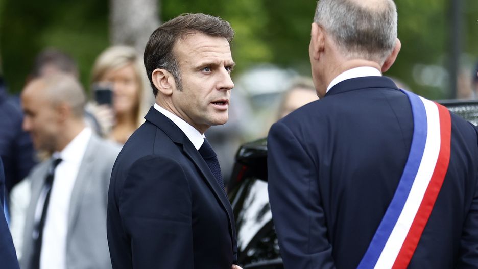 French President Emmanuel Macron (L) talks with Le Touquet mayor Daniel Fasquelle (R) upon his arrival at a polling station to vote in the second round of French parliamentary elections in Le Touquet-Paris-Plage, northern France, France, 07 July 2024. After the first round of legislative elections, where the far right party le Rassemblement National (RN) came ahead, the country votes again on 07 July for the second round with results expected at about 20h00 local time. EPA/MOHAMMED BADRA / POOL Dostawca: PAP/EPA.