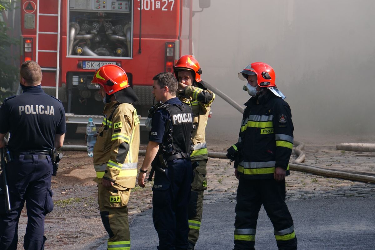 Ogromny pożar w Chorzowie. Płonęła hala magazynowa i warsztat samochodowy