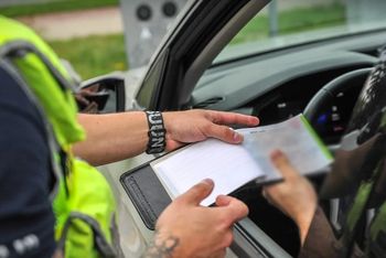 70-latka wjechała pod prąd. Dostała 10 tys. zł mandatu. Ekspert: "To jest przesada"