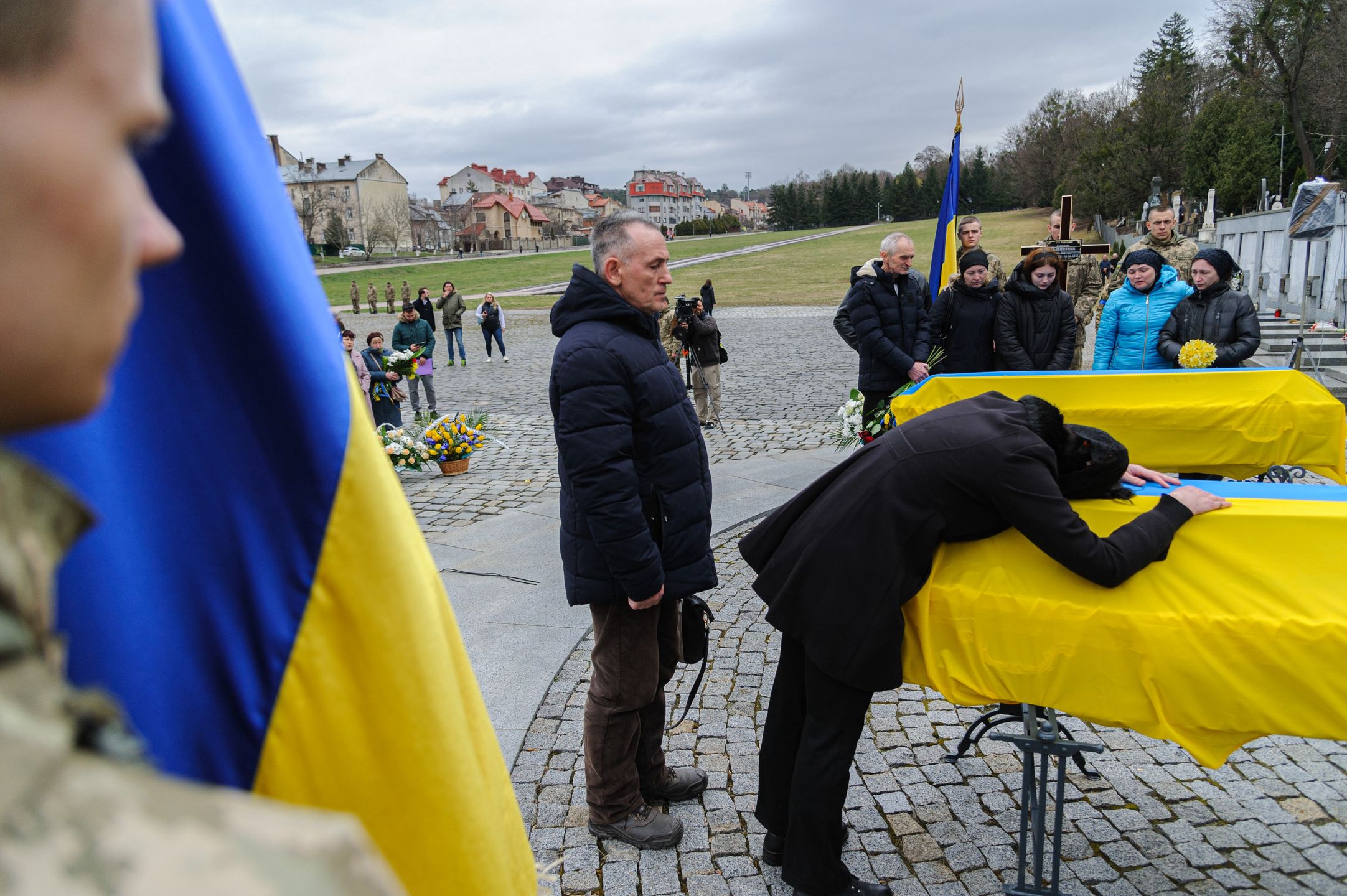 LVIV, UKRAINE - 2022/04/06: A woman breaks down on a soldier's coffin during the funeral ceremony of 3 Ukrainian fallen soldiers. Funeral Service for three Ukrainian soldiers, Liubomyr Gudzelyak, sergeant Vyacheslav Ubiyvovk, and Ruslan Koval, killed by Russian forces amid the Russian invasion of Ukraine. (Photo by Mykola Tys/SOPA Images/LightRocket via Getty Images)