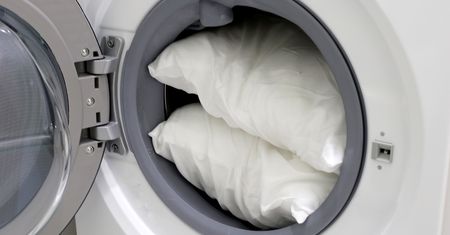 Bez proszku, za to z nietypowym dodatkiem. Oto patent na pranie poduszek