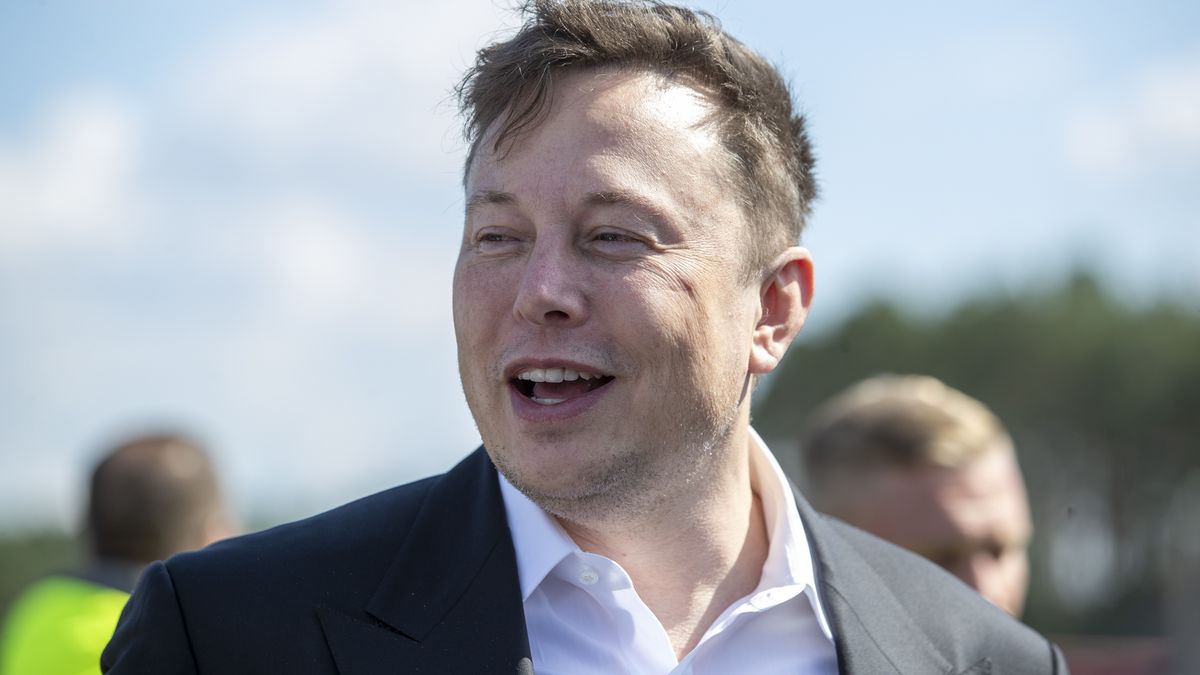 FUERSTENWALDE, GERMANY - SEPTEMBER 03: Tesla head Elon Musk talks to the press as he arrives to to have a look at the construction site of the new Tesla Gigafactory near Berlin on September 03, 2020 near Gruenheide, Germany. Musk is currently in Germany where he met with vaccine maker CureVac on Tuesday, with which Tesla has a cooperation to build devices for producing RNA vaccines, as well as German Economy Minister Peter Altmaier yesterday. (Photo by Maja Hitij/Getty Images)