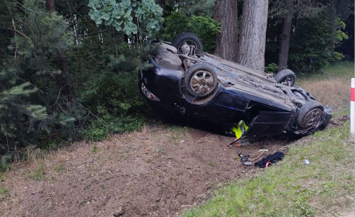  Niebezpieczne dachowanie. Pijany ojciec, poszukiwana matka i dwoje dzieci w samochodzie