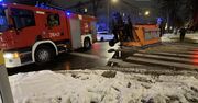 Warszawa: Nietypowe odśnieżanie. Posypywarka spadła na jezdnię
