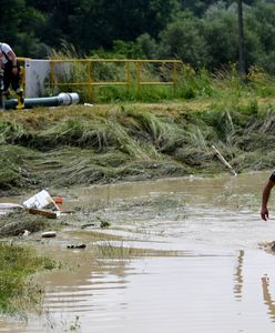 Burze i silne ulewy w Łopanowie. Woda porwała przyczepę kempingową